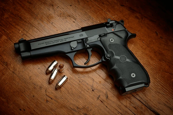 Pistola Pietro Beretta 9 mm: historia, variantes (92/M9) y uso táctico image